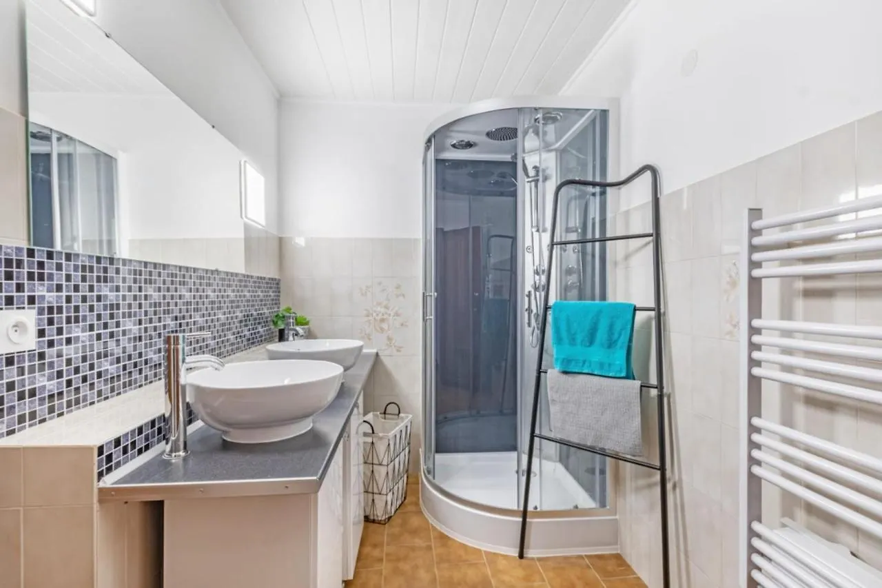 펜션 식스포즈레스플라지스 Bright House With Terrace And Garden 빌라