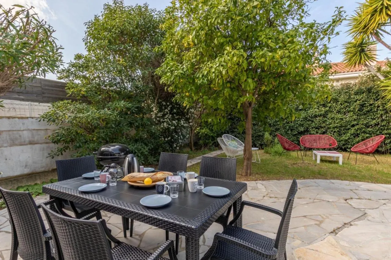 Bright House With Terrace And Garden ile iletişim