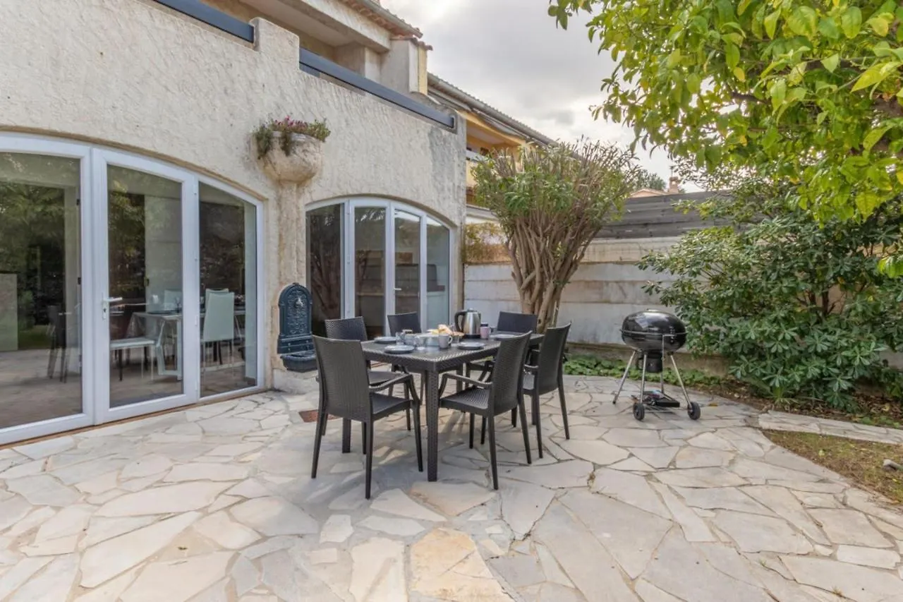 식스포즈레스플라지스 Bright House With Terrace And Garden 빌라